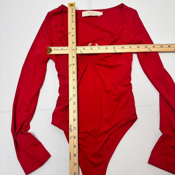 Lizette Collection  Size Medium Beautiful Light Weight  Red Super Soft Silky - Picture 4 of 4